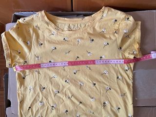 Camiseta amarilla con estampado floral