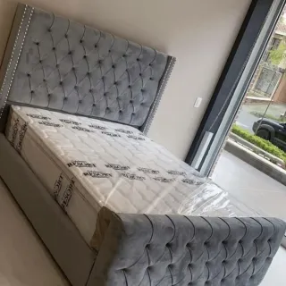 Cama y cabecero tapizado gris