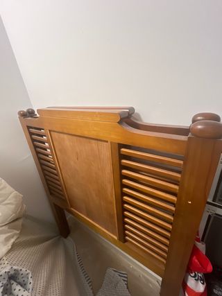 Mesita de noche de madera, 2 cabezales y cómoda