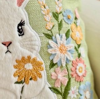 Funda Cojín 45x45cm Bordada Conejo Flores