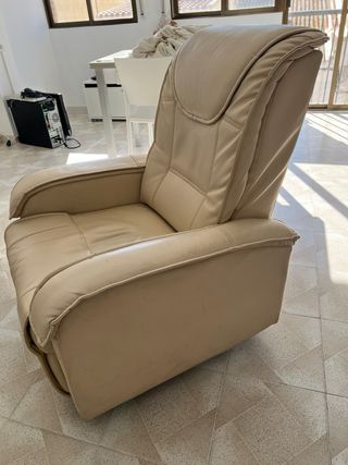 Sillón reclinable de simil-piel beige