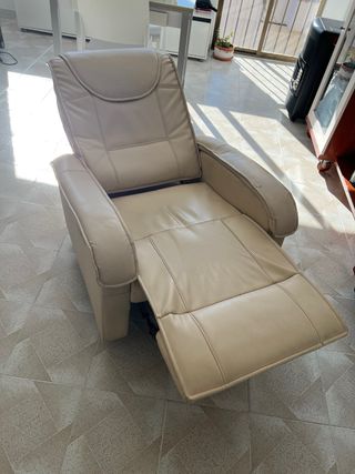Sillón reclinable de simil-piel beige