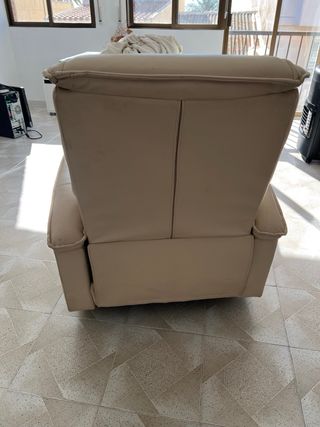 Sillón reclinable de simil-piel beige