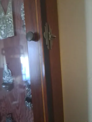 Lote relicarios benditeras metal en vitrina