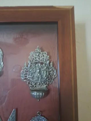 Lote relicarios benditeras metal en vitrina