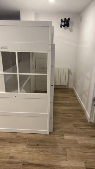 Litera con escritorio blanco y armario con colchón