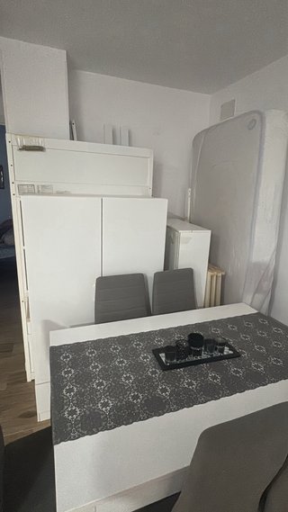 Litera con escritorio blanco y armario con colchón