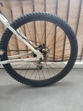 Bicicleta Mondraker Blanca y Roja