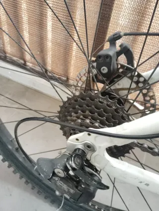 Bicicleta Mondraker Blanca y Roja