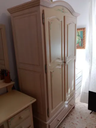 Tocador beige con espejo y dormitorio completo