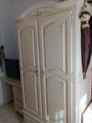 Tocador beige con espejo y dormitorio completo