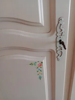 Tocador beige con espejo y dormitorio completo