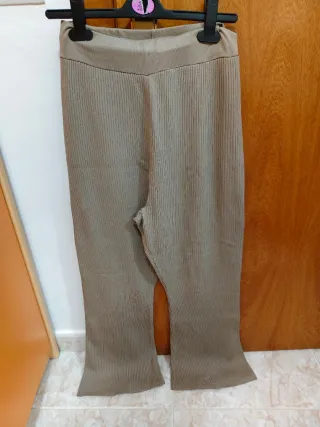 Pantalones anchos de canalé beige