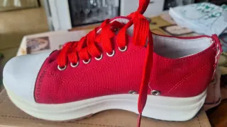 Zapatillas rojas y blancas