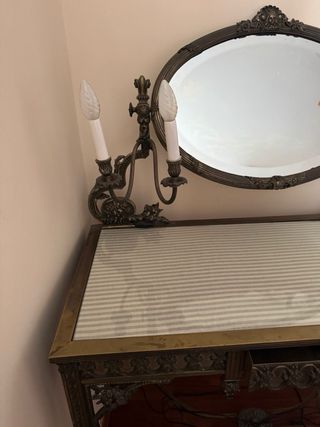 Cama con cabecero, mesilla y cómoda