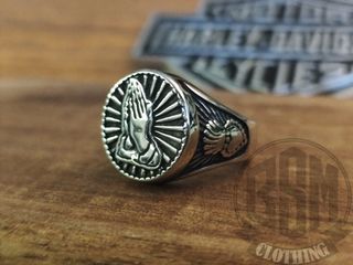 Anello con mani in preghiera