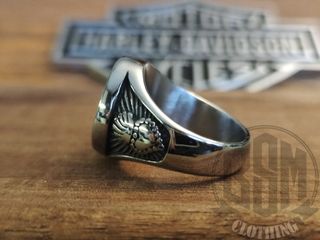 Anello con mani in preghiera