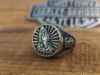 Anello con mani in preghiera