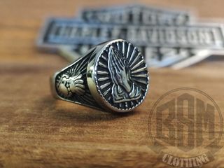 Anello con mani in preghiera