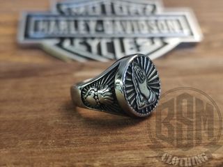 Anello con mani in preghiera