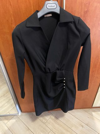 Vestito nero con bottoni dorati