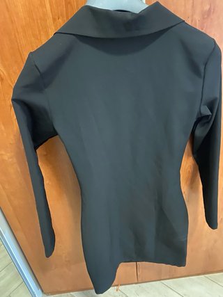 Vestito nero con bottoni dorati