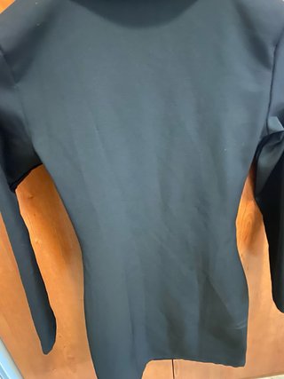 Vestito nero con bottoni dorati