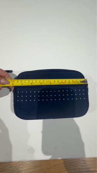 Bolso de hombro Noella azul tachuelas. cuero