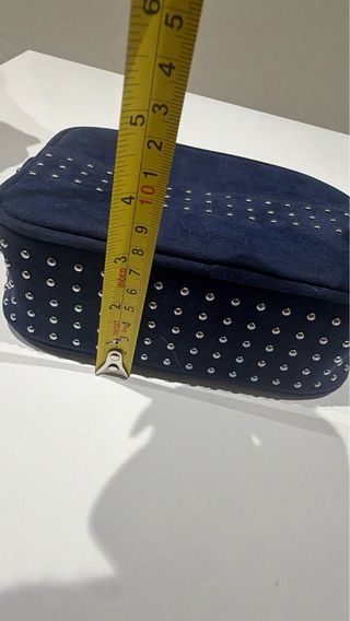 Bolso de hombro Noella azul tachuelas. cuero