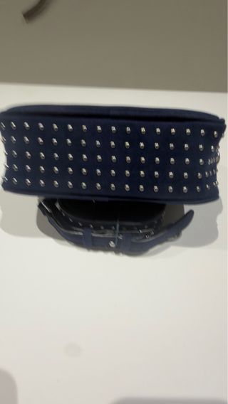 Bolso de hombro Noella azul tachuelas. cuero