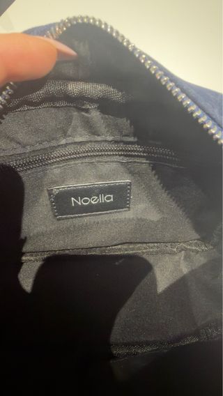 Bolso de hombro Noella azul tachuelas. cuero