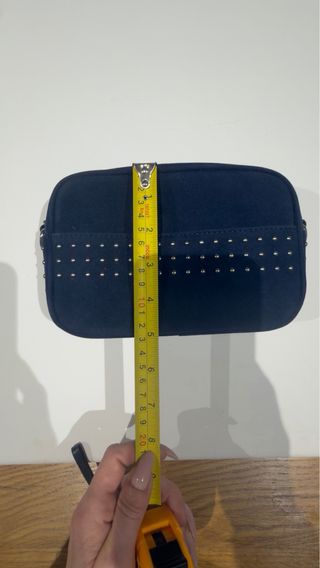 Bolso de hombro Noella azul tachuelas. cuero