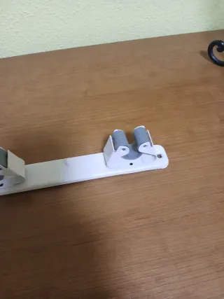 Colgador metálico para escobas