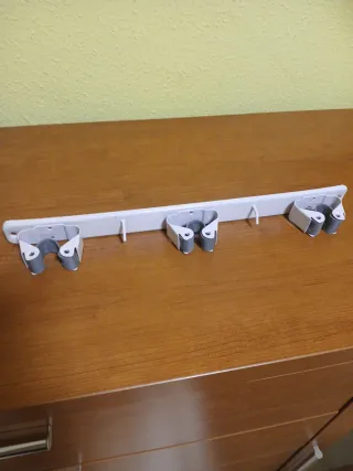 Colgador metálico para escobas