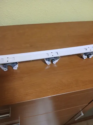 Colgador metálico para escobas