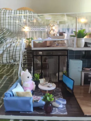 Casa con figuras Sylvanian.