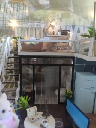 Casa con figuras Sylvanian.