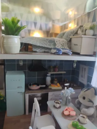 Casa con figuras Sylvanian.