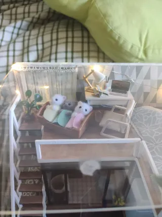 Casa con figuras Sylvanian.
