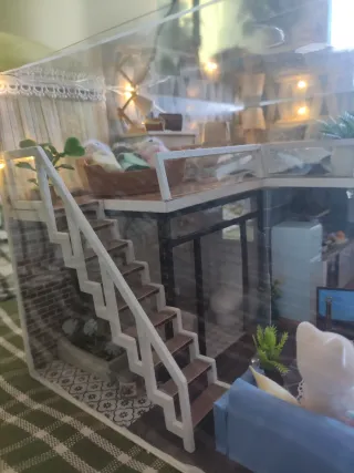 Casa con figuras Sylvanian.