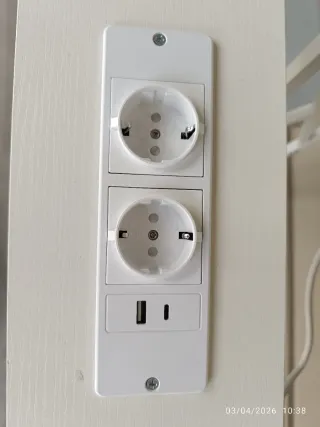 2 Mesas Auxiliares Blancas con Enchufes