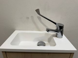 Lavabo con mueble de madera