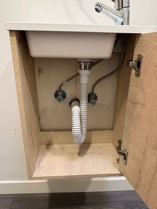 Lavabo con mueble de madera