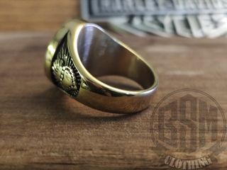 Anello con mani in preghiera gold