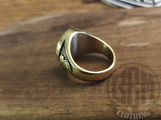 Anello con mani in preghiera gold
