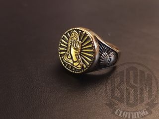 Anello con mani in preghiera gold