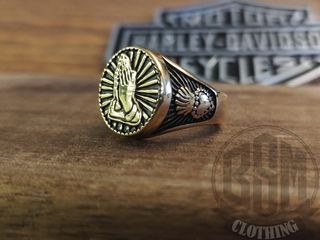 Anello con mani in preghiera gold