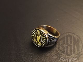 Anello con mani in preghiera gold