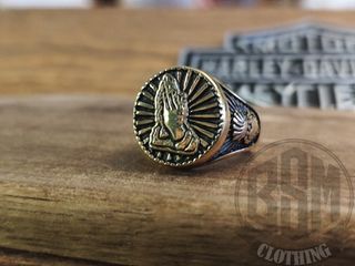 Anello con mani in preghiera gold