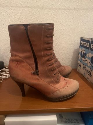 Botines de tacón con cordones